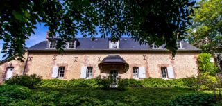 Le Clos de Grâce est un hébergement avec des chambres d'hôtes et un lieu de détente avec un spa.