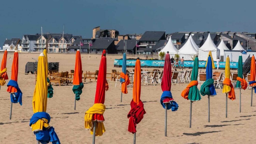 la plage de Deauville et ses parasols sur la Côte Fleurie